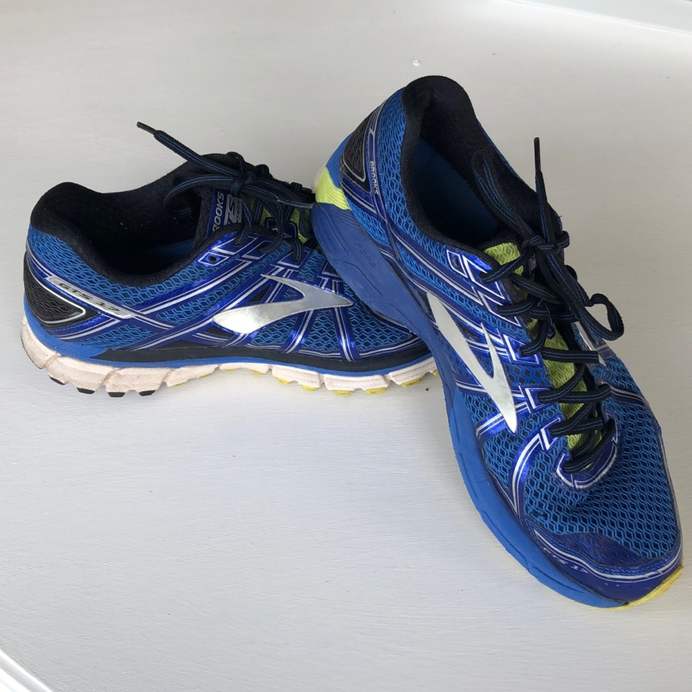 Well worn Brooks GTS17. Size 11.5